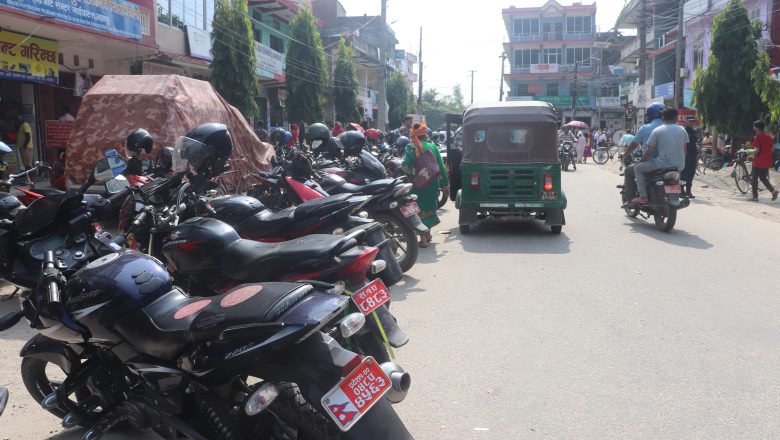 उचित पार्किङको व्यवस्था नहुँदा गाईघाटको बैँक लाईन अस्तव्यस्त