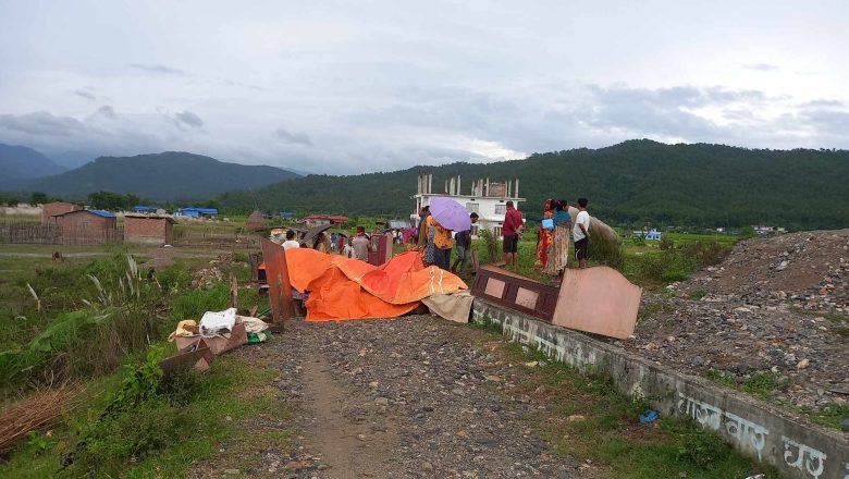 अदालत आदेशमा घर भत्काईयाे, चाैधरी परिवार बिचल्नी
