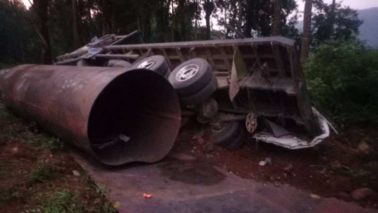 उदयपुरमा दुर्घटनाको संयोग : हिजो हायस दुर्घटना भएकै ठाउँमा आज फेरी ट्रक दुर्घटना, हायसमाथी थप क्षती