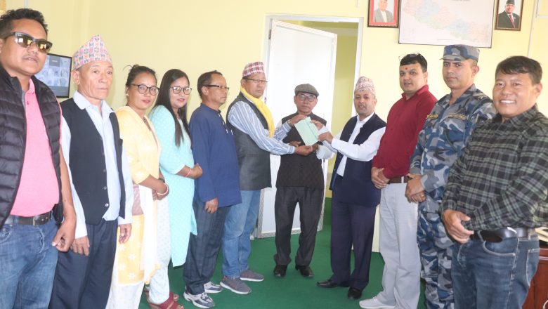 प्रकृतिक समाज सुधार समूह र टोल विकास संस्थाले देउसी खेलको पैसा भुकम्प पिडितलाई पठायो