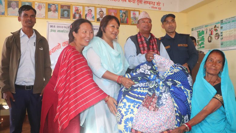 त्रिनपा १ जोगिदहमा जेष्ठ नागरिक र एकल महिलालाई न्यायो कपडा वितरण
