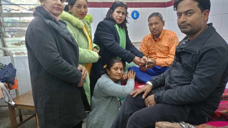 सुगरका बिरामी मनि कुमारलाई नेपाल कपडा तथा सिलाई व्यवसायी संघ उदयपुरको आर्थिक सहयोग