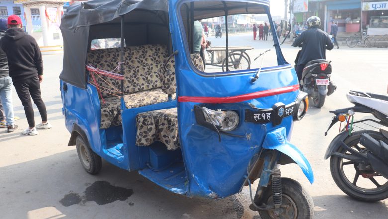 गाईघाट मेनचोकमा अटो र कार दुर्घटना, अटो चालक घाईते