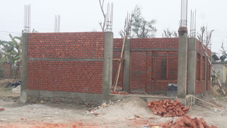 कम्जोर निर्माणधिन भवनमा रातदिन पानी खन्याउँदै
