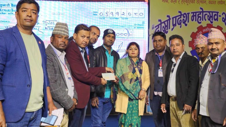 आगलागीले क्षती पुराएका ब्यापारिलाई त्रियुगा उद्योग बाणिज्य संघको आर्थिक सहयोग