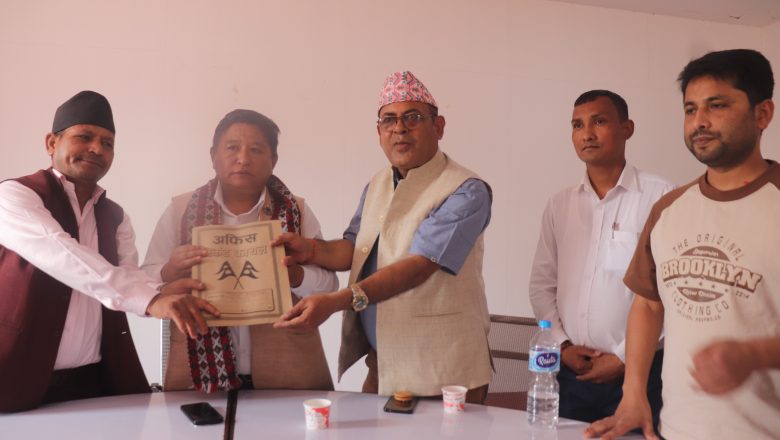 प्रदेश मन्त्री सुनुवारलाई उदयपुर अस्पतालको मागपत्र पेश