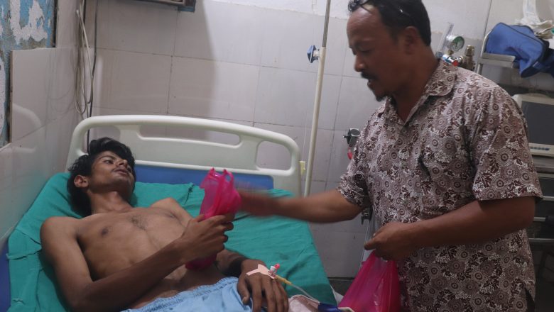 प्रेस सेन्टर उदयपुरद्धारा विरामीलाई फलफुल वितरण