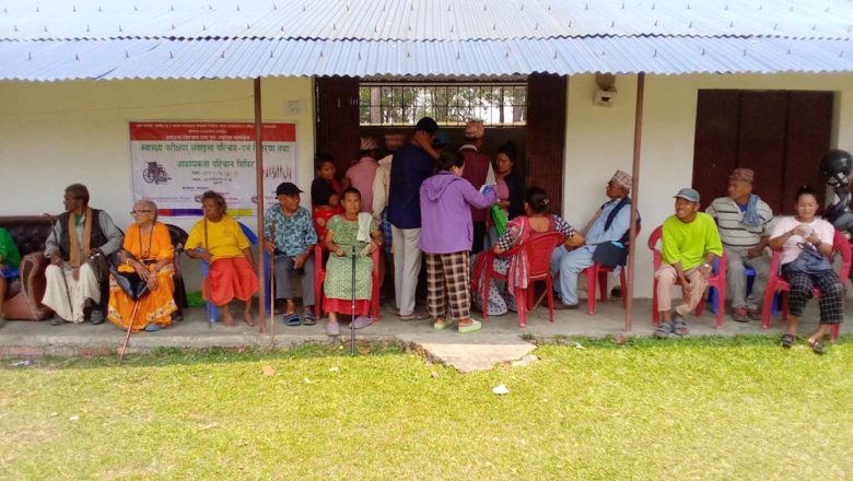 त्रिनपामा अपाङ्गता स्वास्थ्य परिक्षणसंगै अपाङ्गता परिचयपत्र वितरण हुदै