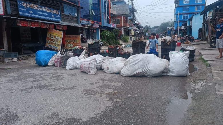 नगरपालिकाले समयमा फोहोर नउठाएको भन्दै बेल्टारमा स्थानीयको बिरोध