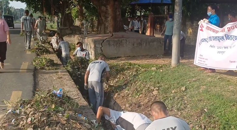 गणतन्त्र दिवसको अवसरमा गाईघाटमा फलफुल वितरण तथा सरसफाई