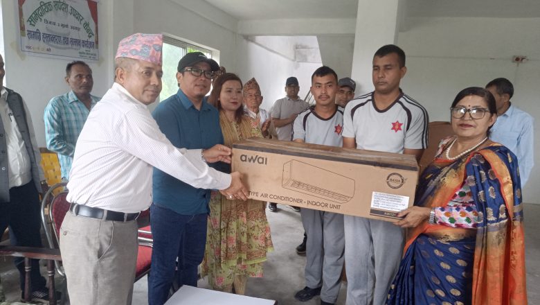 ब्याडमिन्टन संघ उदयपुरका अध्यक्ष किसन राईद्धारा सर्पदंश भुल्केलाई एसी सहयोग
