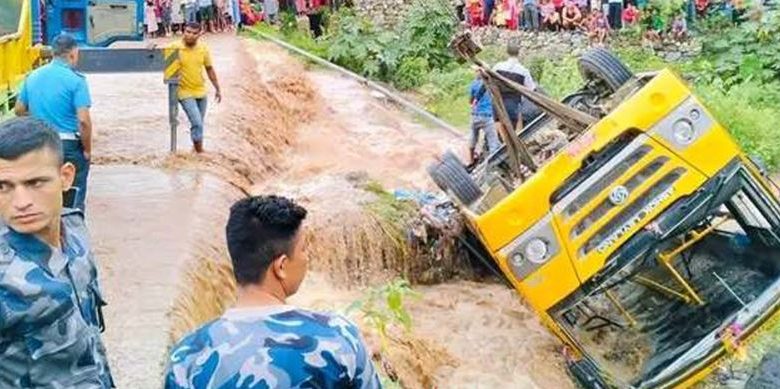 वीरेन्द्रनगरमा ३२ विद्यार्थी सवार स्कुल बस दुर्घटना