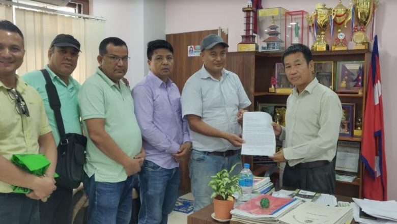 सडक पूर्वाधारको नाममा ठेकेदारले जबरजस्ती कर असुलेको भन्दै व्यवसायीको विरोध