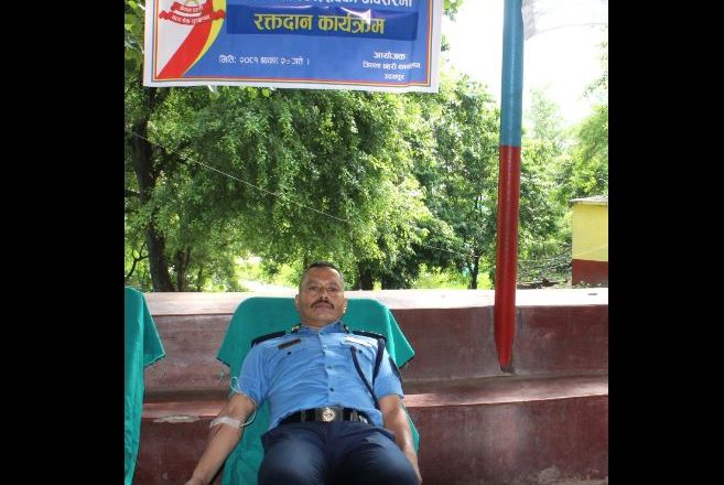उदयपुरका प्रहरी प्रमुख (एसपी) सहित १९ जना प्रहरीद्धारा रक्तदान