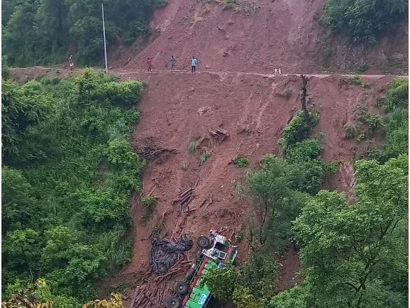 उदयपुरको कटारीमा पहिरोले ट्रक बगायो