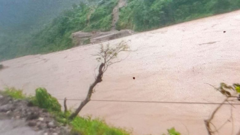 सगरमाथा राजमार्गकाे पक्कीपुल सुनकाेशीले बगायाे