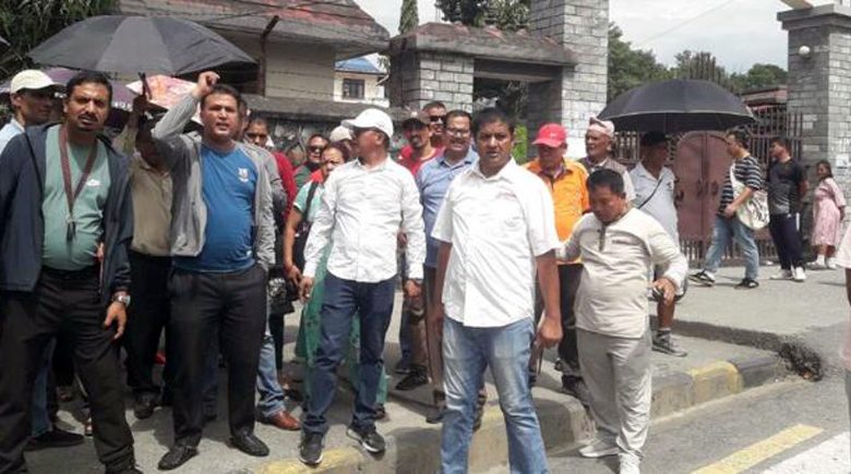 रवि लामिछानेको पक्राउको माग गर्दै सहकारी पीडितद्धारा नाराबाजी