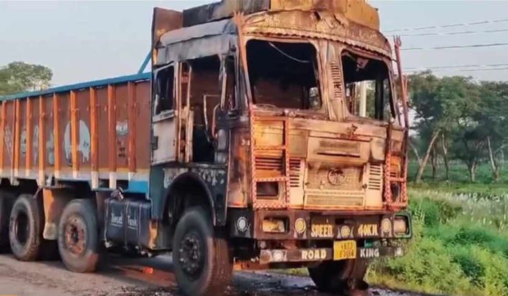 दुर्गा प्रसाईं पक्राउको विरोधमा समर्थकले जलायो तीन वटा ट्रक
