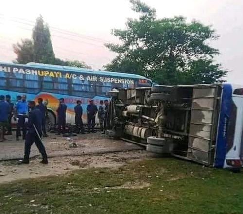 गाईघाट देखि काकडभिट्टा जादै गरेको बस सप्तरीमा दुर्घटना हुँदा एक युवतीको मृत्यु, २६ जना घाइते