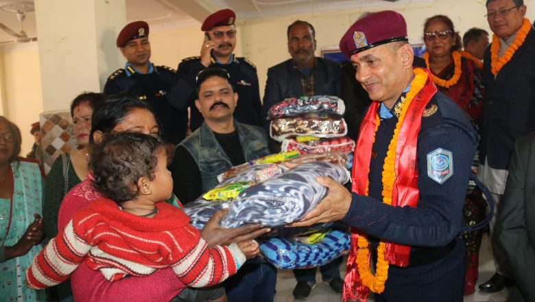 प्रहरीद्धारा २ सय जनालाई न्यानो कपडा वितरण