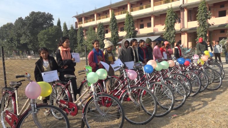 विद्यालय टाढा हुने बालबालिकालाई साईकल वितरण