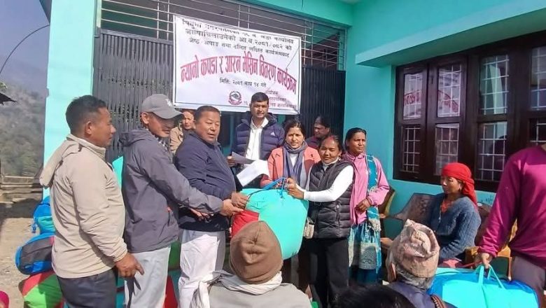 त्रिनपा १६ का जेष्ठ नागरिक र अपाङ्गता व्यक्तिहरुलाई न्यानो कपडा, दलित समुदायलाई आरान मेशिन