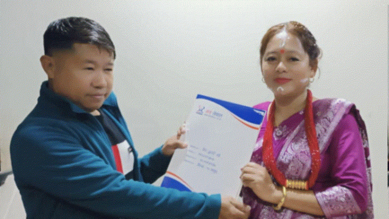 श्रीमतीको जन्म दिनमा ११ लाखको जिवन बिमा उपहार