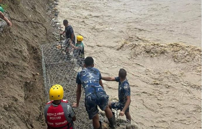 बरुवा खोला तटबन्ध मर्मत कार्य सुरु