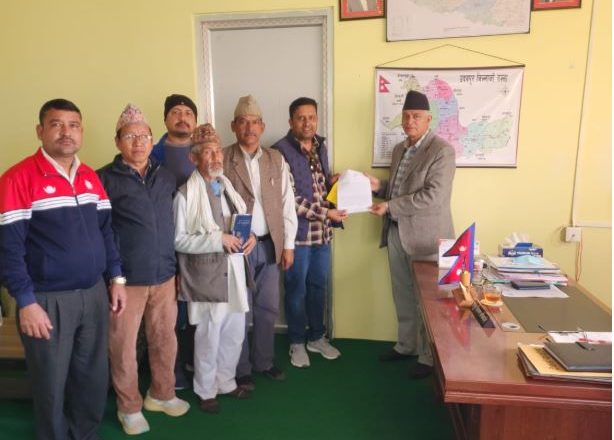 उदयपुरका निर्माण व्यवसायीले जिल्ला प्रशासन कार्यालय मार्फत प्रधानमन्त्रीलाई बुझायो ज्ञापनपत्र