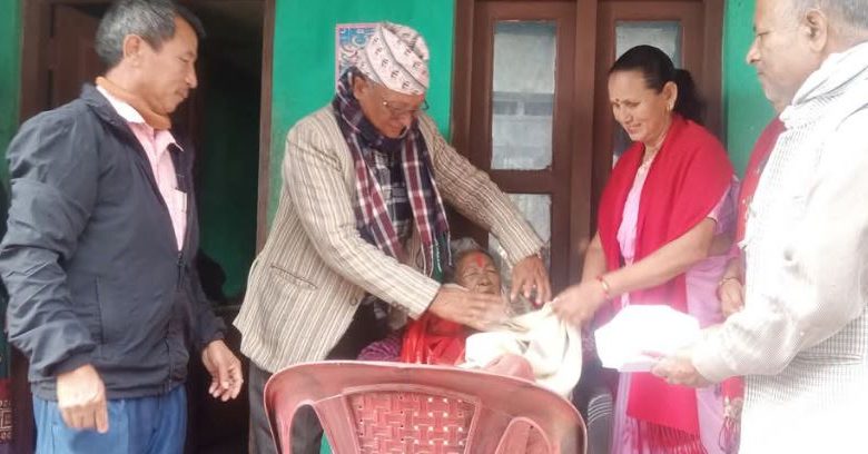 त्रियुगाका १०४ वर्षीय जेष्ठ नागरिक सम्मानित