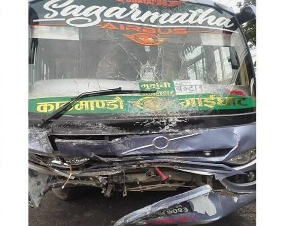 गाईघाटबाट काठमाण्डौँ जादैँ गरेको बससँग कार ठोक्किदा कार चालकको मृत्यु