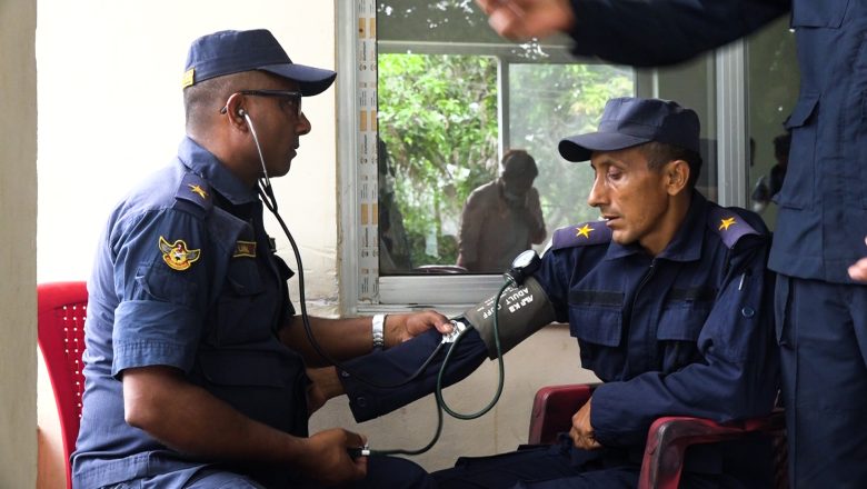 गाईघाटमा  एक सय बढी प्रहरीको निशुल्क आँखा जाँच