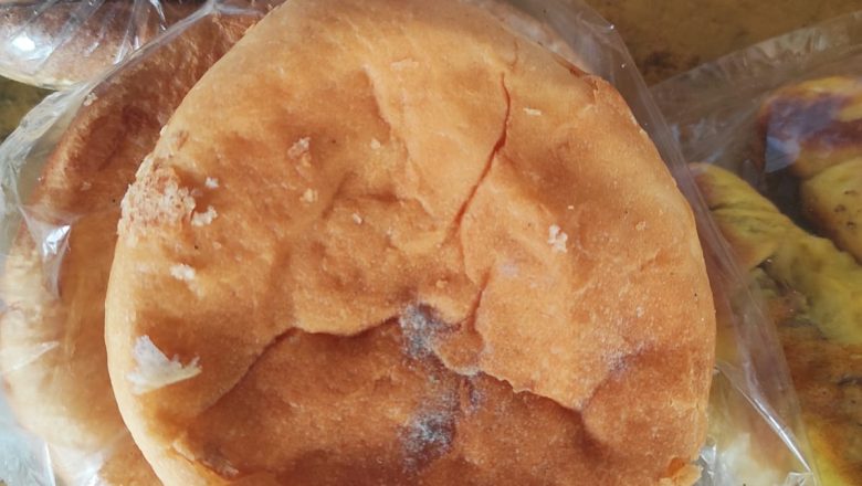 गाईघाटमा ढुसी परेको पाउरोटीको गुणासो गर्न गएका ग्राहकमाथी निर्घात कुटपिट