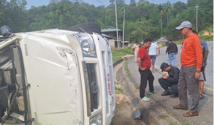 उदयपुरमा मालपोत कार्यालयको जीप दुर्घटना हुँदा हाकिम सहित ४ जना घाइते