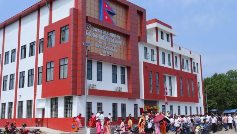 नवनिर्मित भवनको शिलालेखमा नाम नलेखिएको भन्दै कटारी नगरपालिको कार्यपालिका सदस्यले गरे लफडा