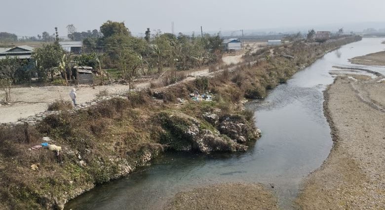 त्रियुगा नदीमा तटबन्ध निर्माण नहुँदा बिसनपुरको दक्षिण तर्फको बस्ती डुबानको खतरामा