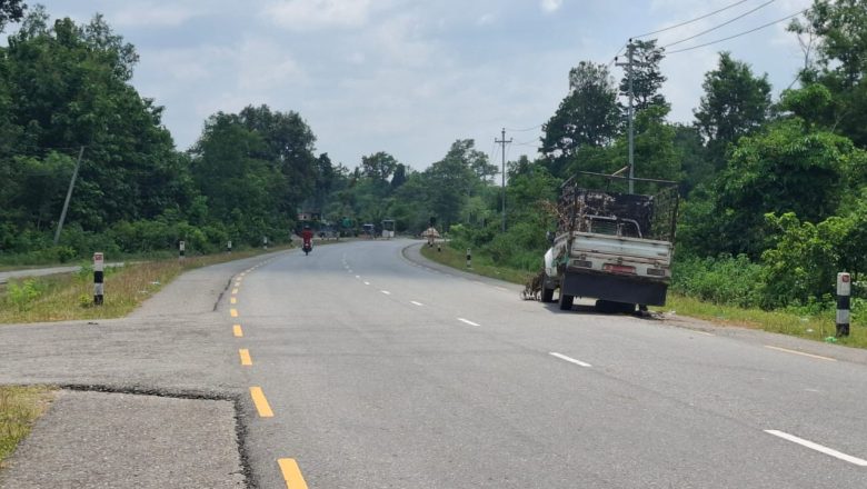 बिग्रिएको सवारी सडकमै थन्कीदा दुर्घटनाको जोखिम