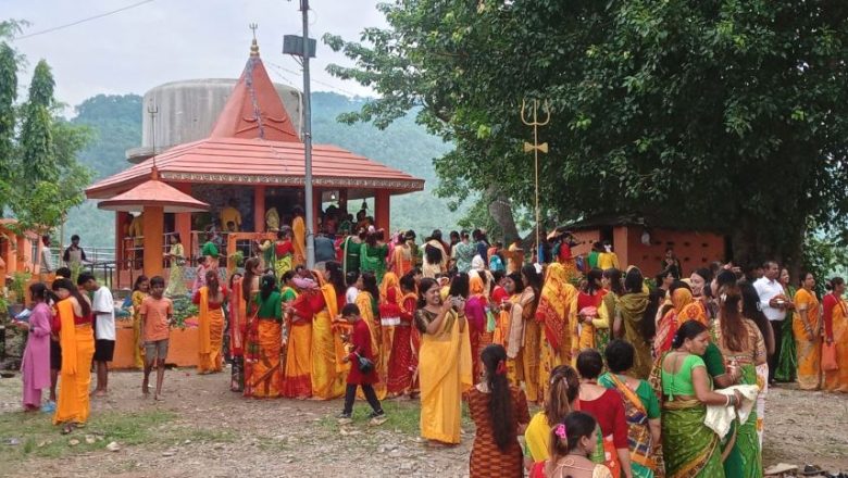 साउनको पहिलो सोमबार ढिम्किको इन्द्रेश्वर महादेव मन्दिरमा भक्तजनको घुइँचो