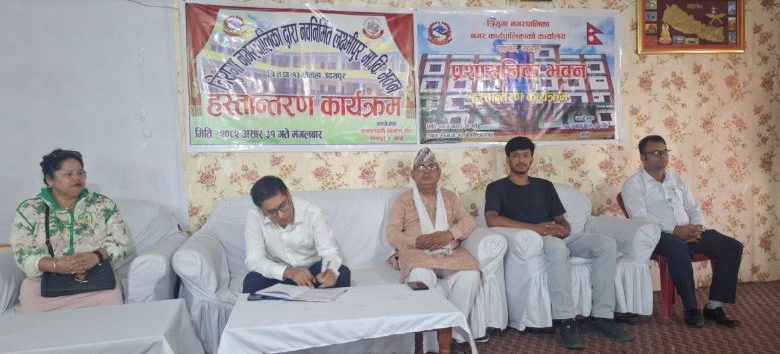 निर्माण कम्पनीले हस्तान्तरण गर्‍यो त्रियुगाको नवनिर्मित प्रशासकीय भवन