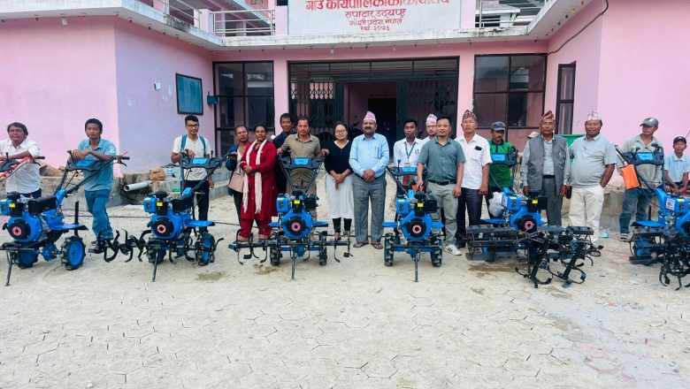 ताप्लीका किसानहरुलाई हाते ट्याक्टर सहित कृषि सामाग्री वितरण