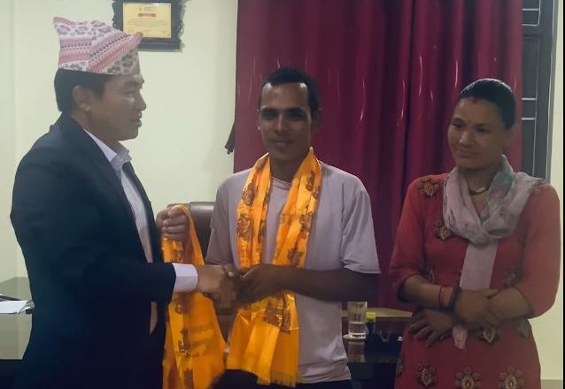 पशुपालनका सफल दम्पतीलाई पालिका अध्यक्ष राईको सम्मान