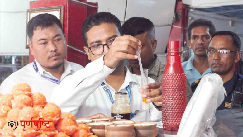 गाईघाटका मिठाई पसलहरुमा अनुगमन, सरसफाईमा ध्यान नदिएको पुजा मिष्ठानलाई कार्वाही