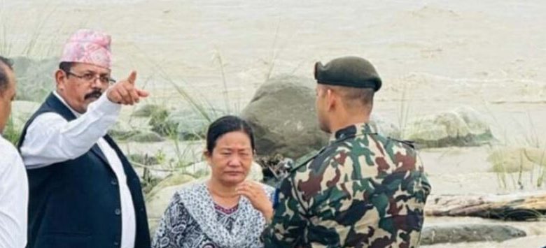 उदयपुरका प्रजिअ लुईटेलद्धारा सप्तकोशी नदी जोखिम क्षेत्रको स्थलगत निरिक्षण