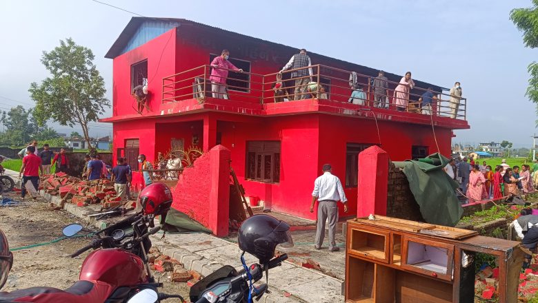 संविधान दिवसको अवसर पारेर तोडफोड भएको एमाले उदयपुरको पार्टी कार्यालयमा सरसफाई