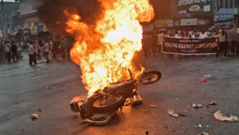 मेनचोकमा मोटरसाईकलमा आगजनी