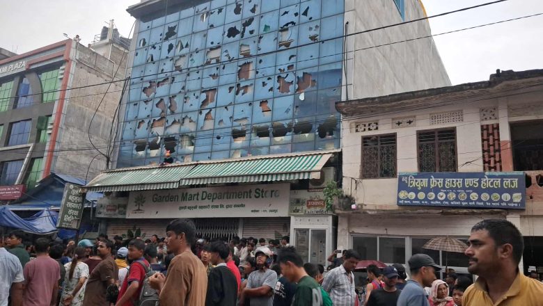 गाईघाटको गार्डेन मार्ट डिपार्टमेन्ट स्टोर तोडफोड गरी लुटपाट