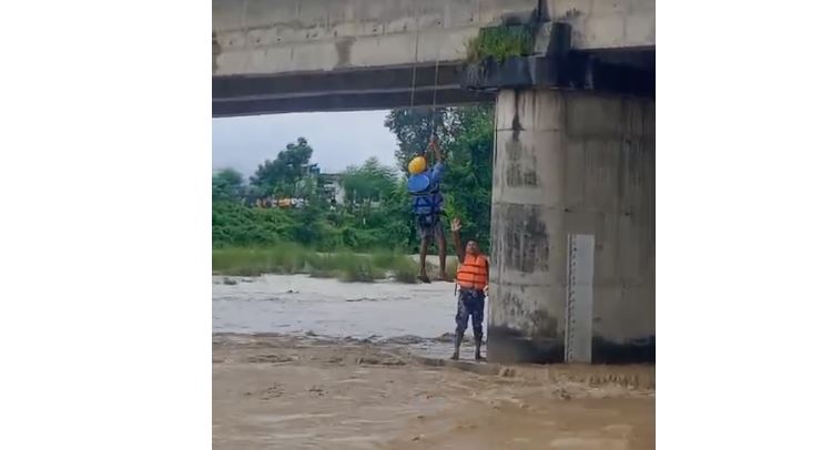 त्रियुगा बाढीमा पसेका बृद्धलाई सशस्त्र प्रहरीले गर्यो सकुशल उद्धार