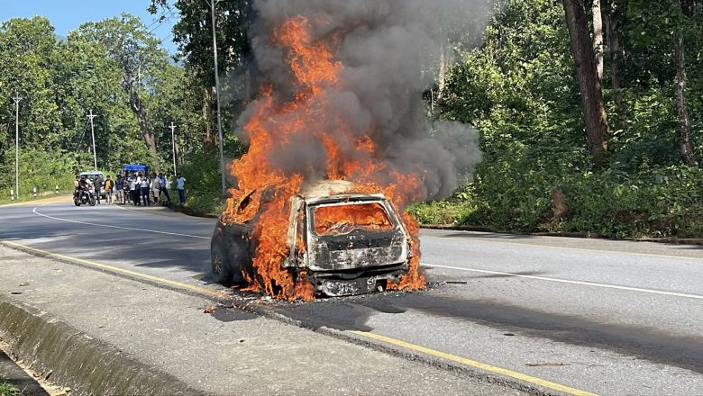 उदयपुरमा गुडिरहेको कार जलेर ध्वस्त