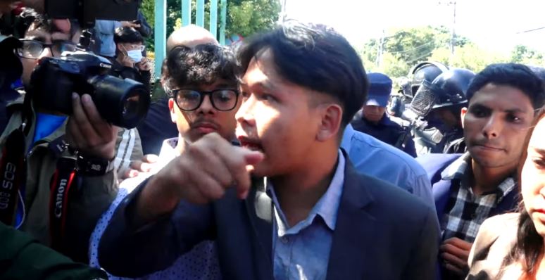 शीतल निवासमा जेनजी छलफल, बाहिर विरोध प्रदर्शन