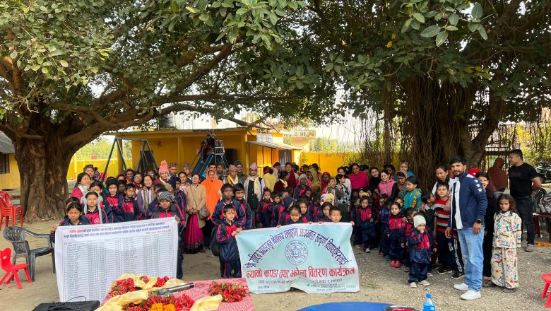 सिशुवारी  युवाहरुको सहयोगमा विद्यार्थीलाई न्यानो कपडा